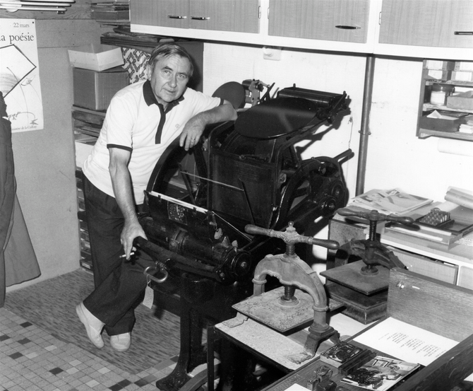 Pierre Dufour et sa presse. Les étagères se sont remplies depuis le photo