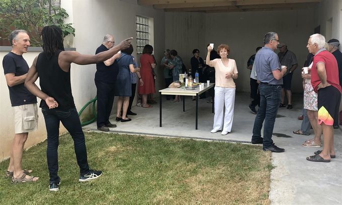 Gael au premier plan en pleine action pour convaincre Bernard....Yolande est déja convaincue!!!